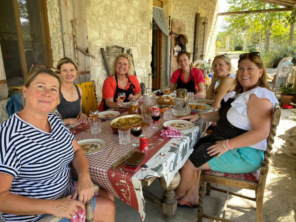 ladies enjoying alfresco lunch with art teacher