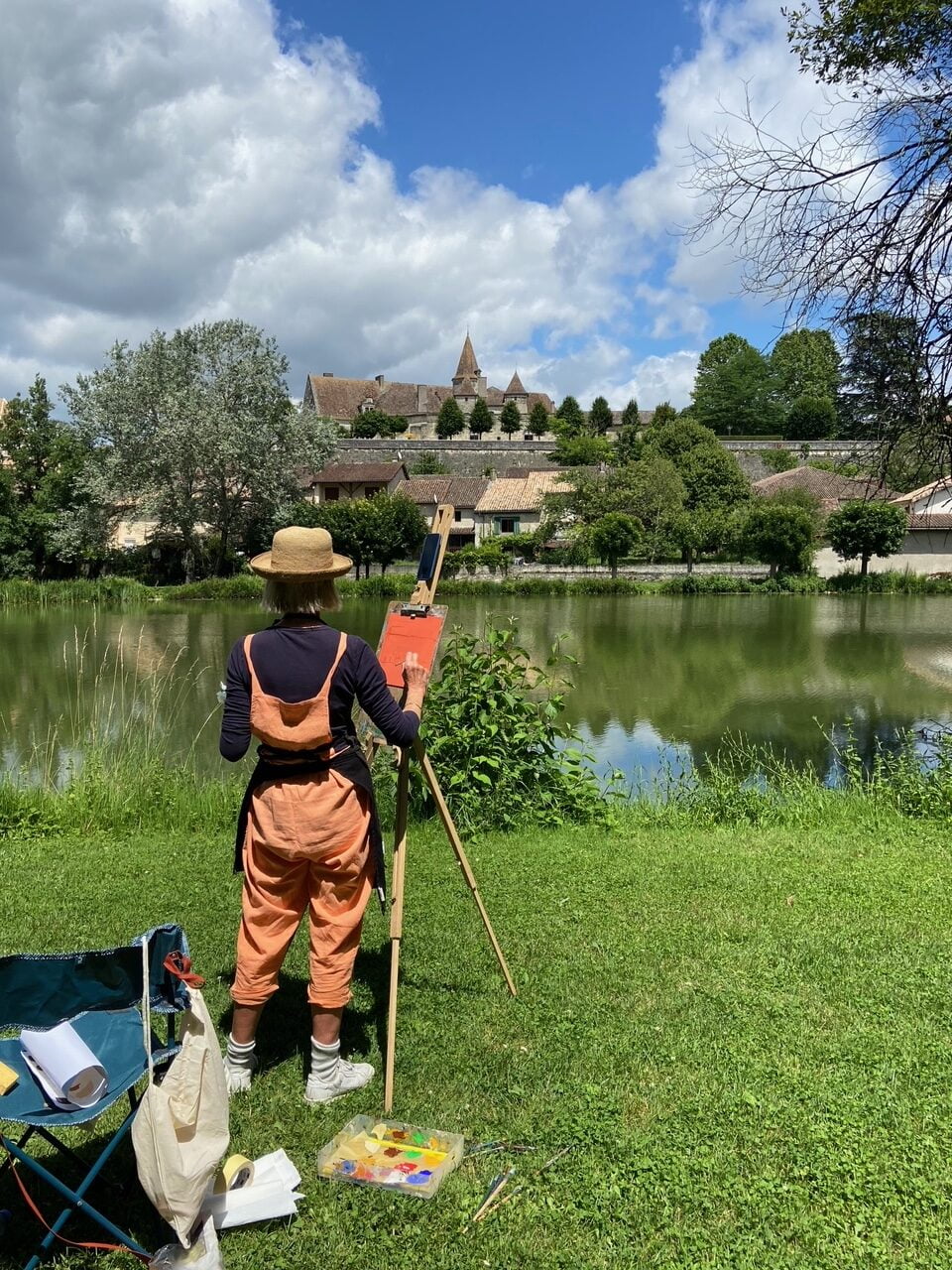 IMG_0410 lady with easel painting on bank of lake in Lauzun